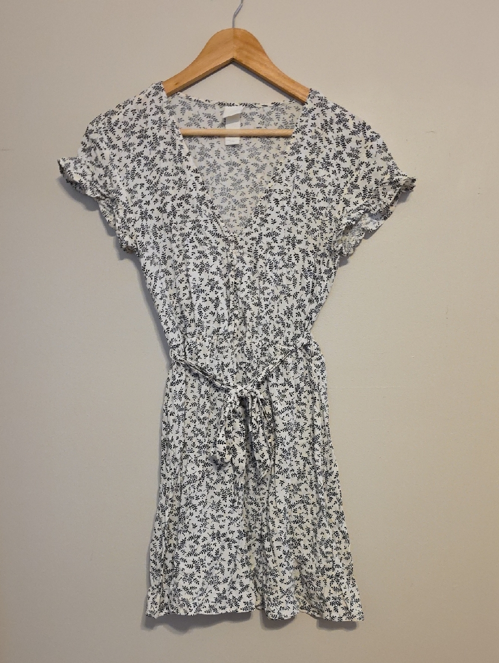 Short Floral Tie-Waist V-Neck Mini Dress in White and Black